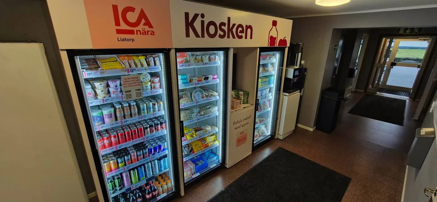 Jobbnära-kiosk med varuskåp och kaffemaskin i entrén hos ett företag