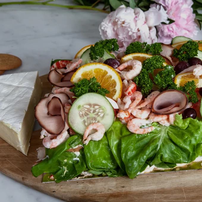Smörgåstårta med räkor, skinka och frukt