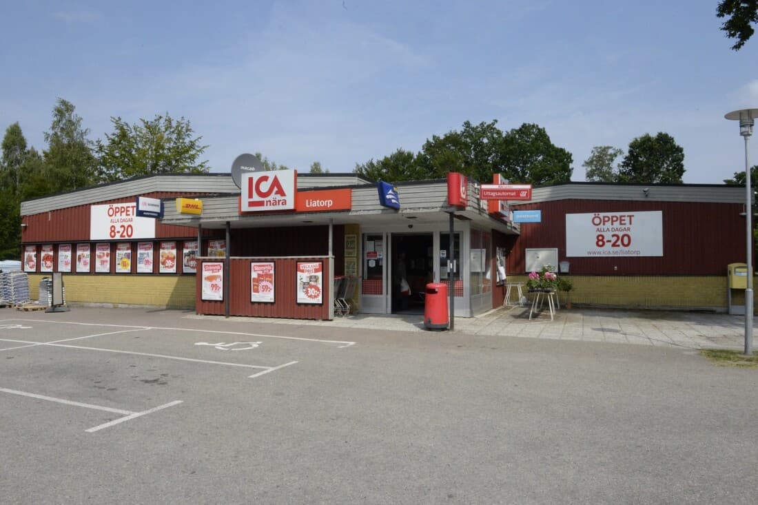 Entrén till ICA Liatorp en solig sommardag, med skylten Öppet alla dagar 8–20